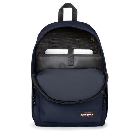 Zwarte eastpak shop met laptopvak